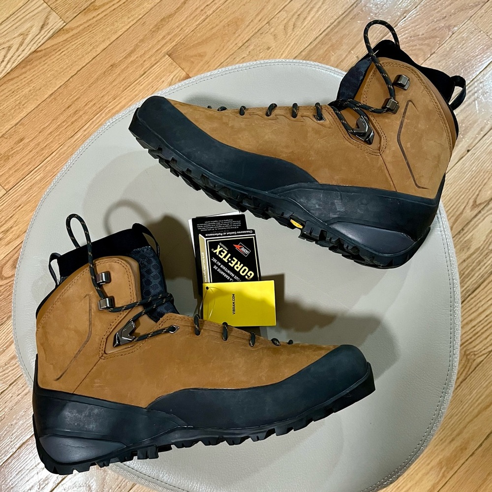 New Arc’Teryx Bora Mid GTX Hiking Boots sz9M